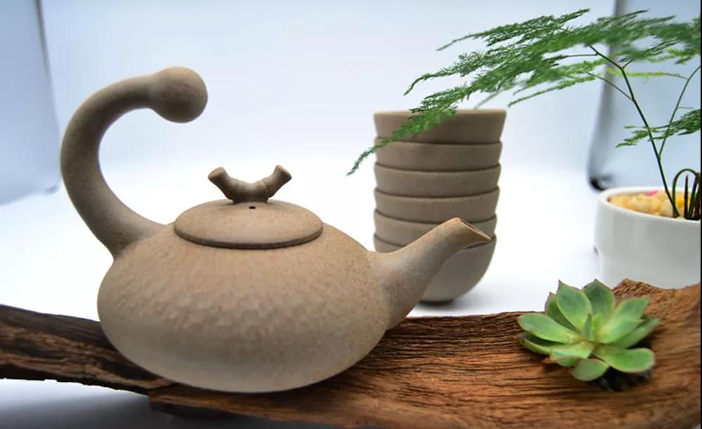 粗瓷茶具-摆放在茶席上的一枝独秀茶具套装