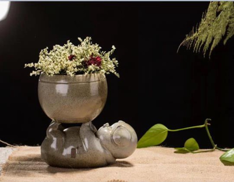 大宋定窑设计的小猪花盆，是精美的艺术品摆件